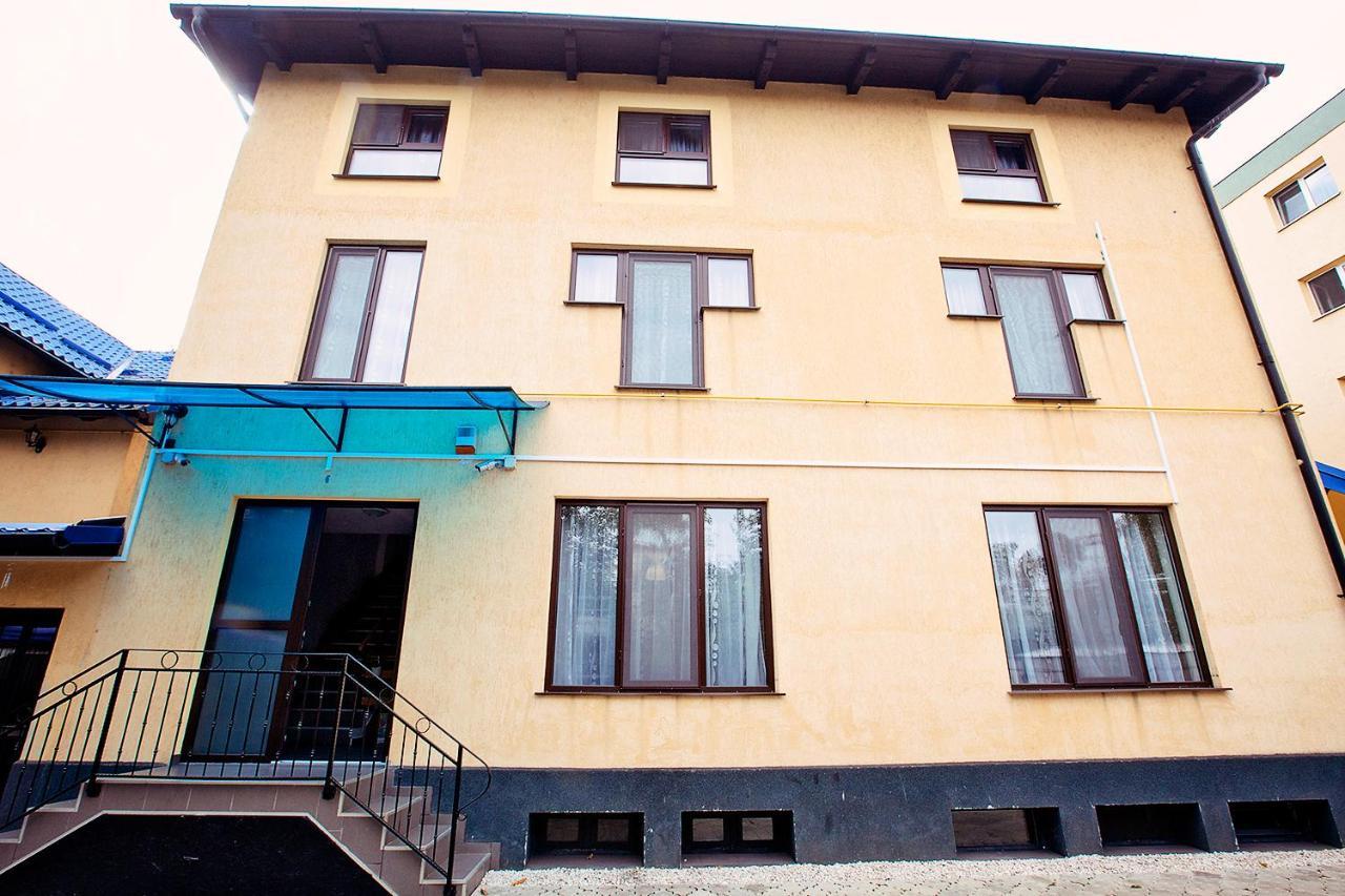 Iq Hostel Yellow House Брашов Екстериор снимка