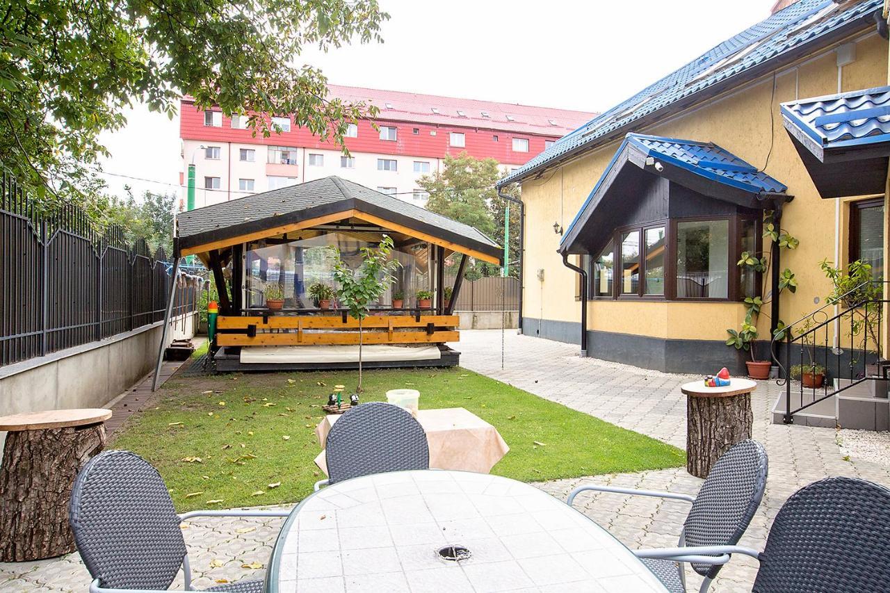 Iq Hostel Yellow House Брашов Екстериор снимка